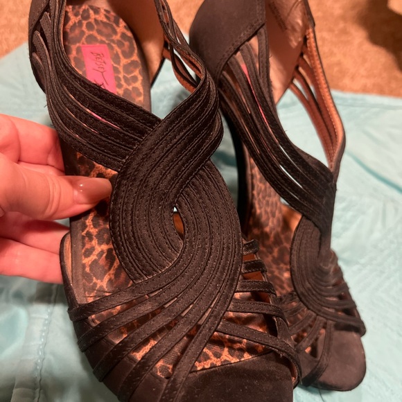 🖤 Betsey Johnson Pumps 🖤 - Picture 2 of 3